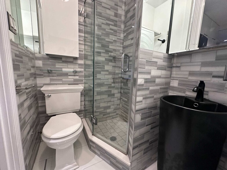 Building Photo - 246 Mott St