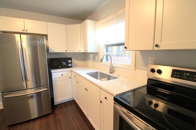 Building Photo - 2 bedroom Ranch with Fenced in Back Yard!!