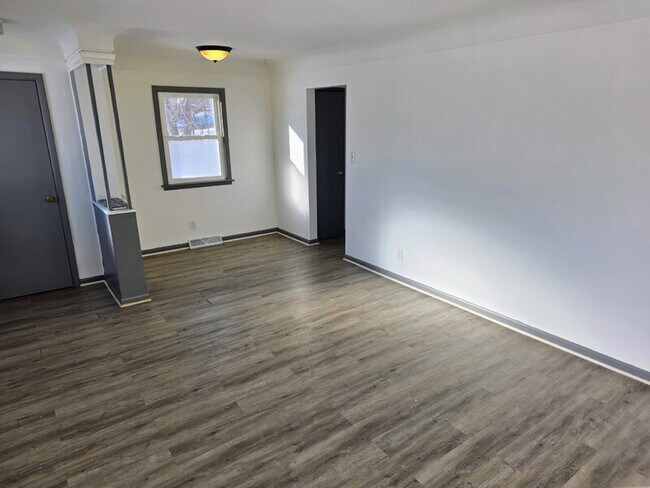 Building Photo - 6813 Urbandale Ave