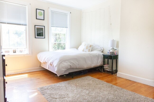 Building Photo - NO BROKER FEE | Renovated 1 Bed on Beacon St | Brookline