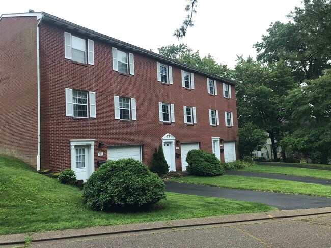 Building Photo - 921 Guyasuta Ln