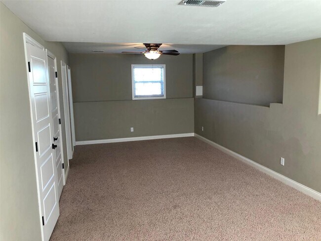 Building Photo - 114 Prairie Bluffs Dr