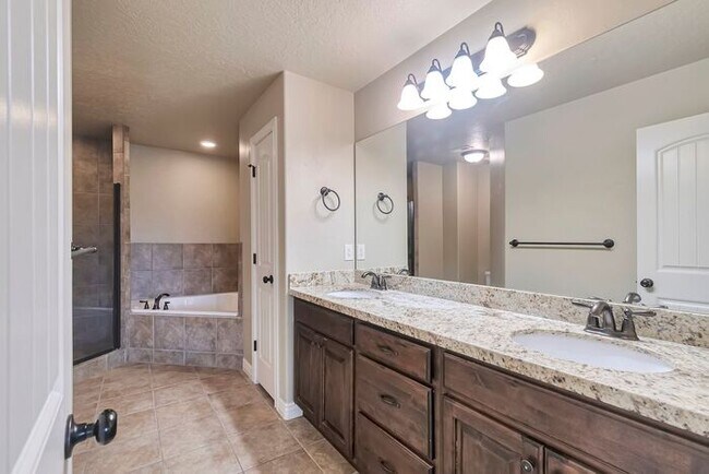 Building Photo - Beautiful Orem Townhome