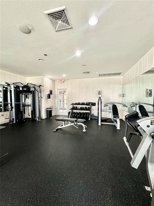 Building Photo - 1175 NE Miami Gardens Dr