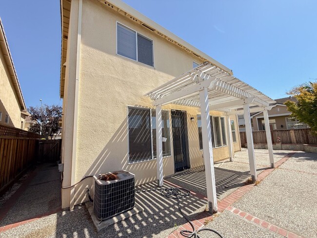 Building Photo - Spacious Milpitas 3 Bedroom 2 Bath Home