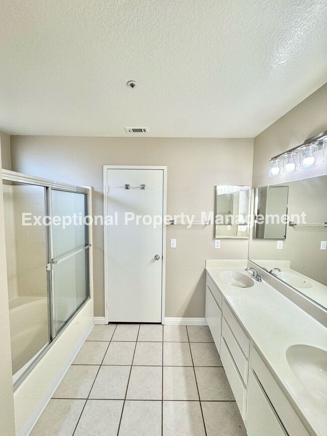 Building Photo - Great 3 bed 2 bath single story