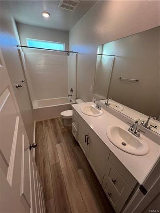 Building Photo - Spacious and beautifully appointed 5-bedroom, 3-bathroom home