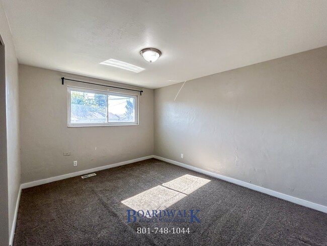 Building Photo - Spacious 4-Bed Home with In-Law