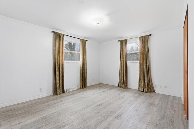 Building Photo - 6382 Houghten Dr