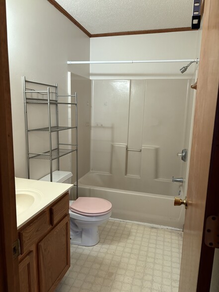 Building Photo - 812 E Maple St