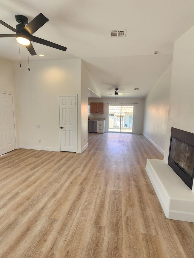 Building Photo - 3 bedroom 2 bathroom close to shops and public transportation
