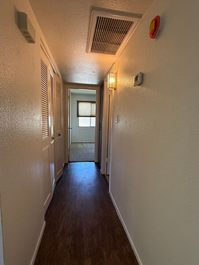 Building Photo - Tempe, Guadalupe and Rural, 2 bed 2 bath single story end unit