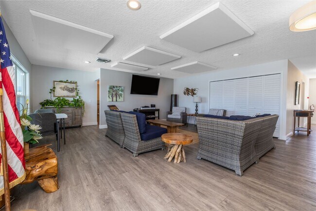 Building Photo - Intracoastal 2 bed/ 2 ba condo with lots o...