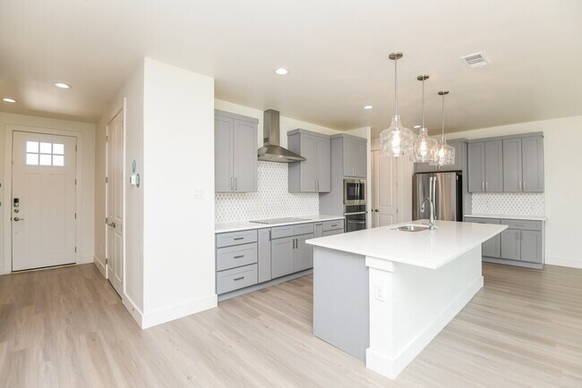 Building Photo - 7173 9th Hole Dr