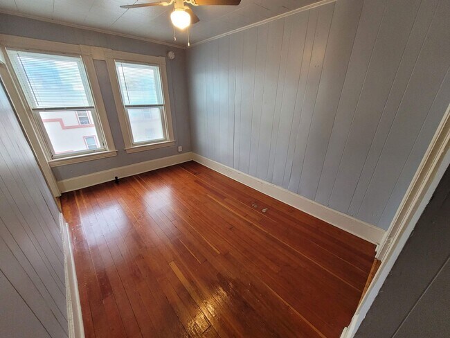 Building Photo - $1400 - All Inclusive Studio / 1 Bath Apar...