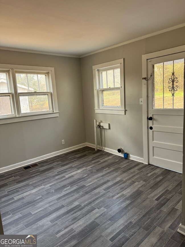 Building Photo - 202 1/2 Pleasant St