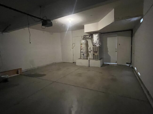 Building Photo - "Charming 3-Bed, 2.5-Bath Home in Oxnard –...
