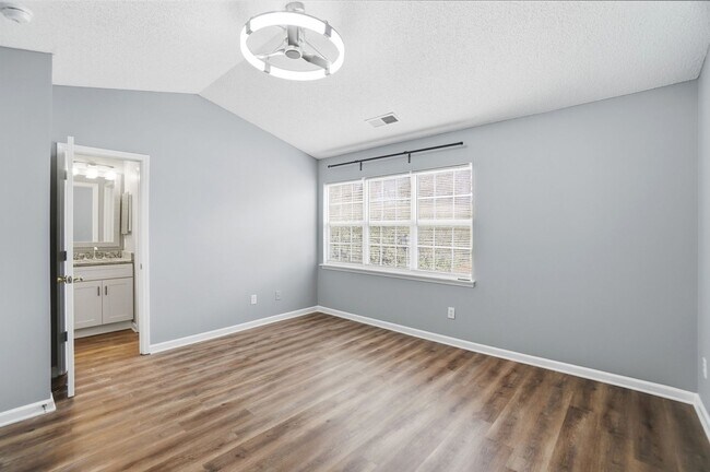 Building Photo - 2 Bedroom End Unit Townhome in University Heights!