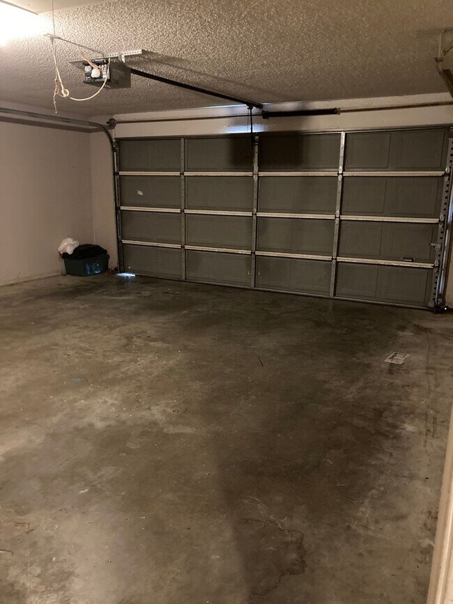 Building Photo - JUST REDUCED!!! 3 Bed / 2 Bath Extremely close to Wedington Exit!