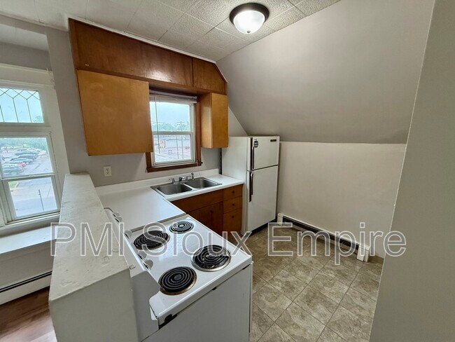 Building Photo - 927 S Spring Ave