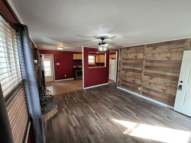 Building Photo - Charming Cottage Living in a Convenient Location