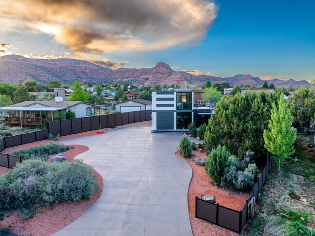 Building Photo - 736 W Rider Dr