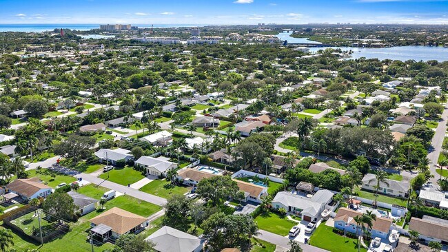 Building Photo - 8 Windsor Rd W