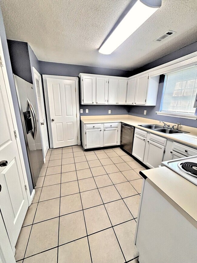 Building Photo - 2932 McDonald Ct SW