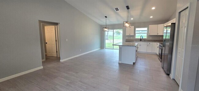 Building Photo - 5545 SE 70th Ave
