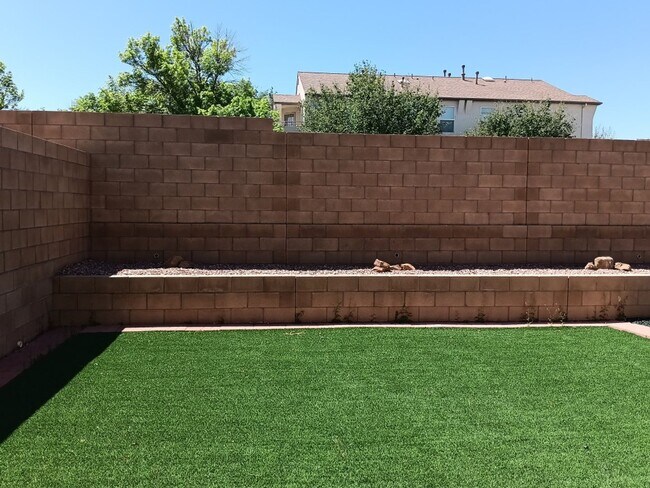 Building Photo - Stunning 4 bedroom, 3.5 bathroom home! Sho...