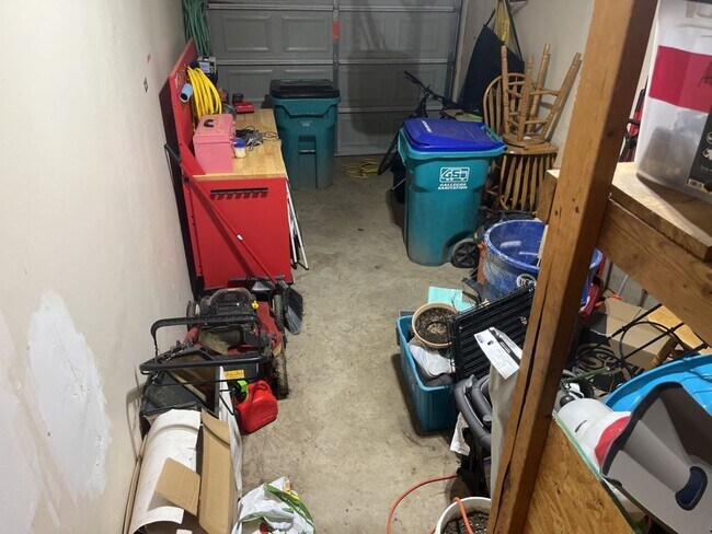 Building Photo - 526 N Frey Ave