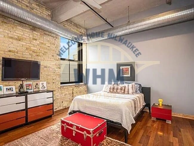 Building Photo - 239 E Chicago St