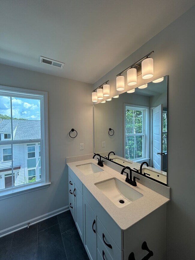 Building Photo - Luxury End-Unit Townhome with 2-Car Garage, Deck & Bonus Room – Available June 5!