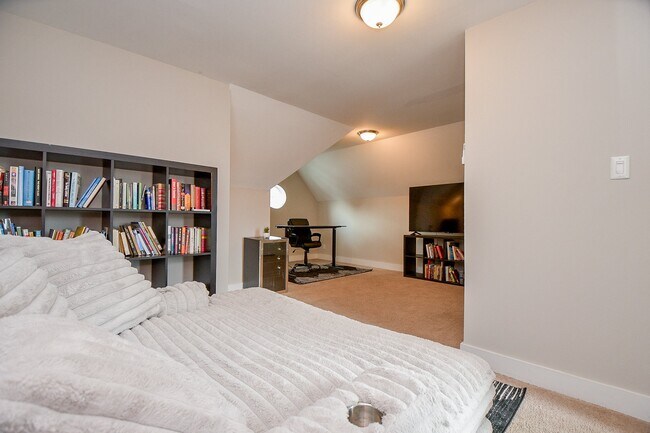 Building Photo - 4604 Chartres St