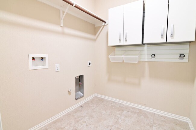 Building Photo - 6715 Hall of Fame Blvd