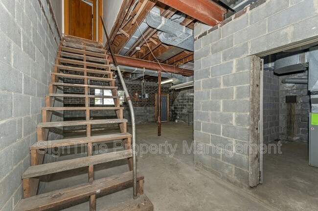 Building Photo - 826 Summit Ave