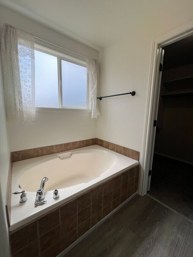 Building Photo - Beautiful 3 bed 2 bath home in the Woodsid...