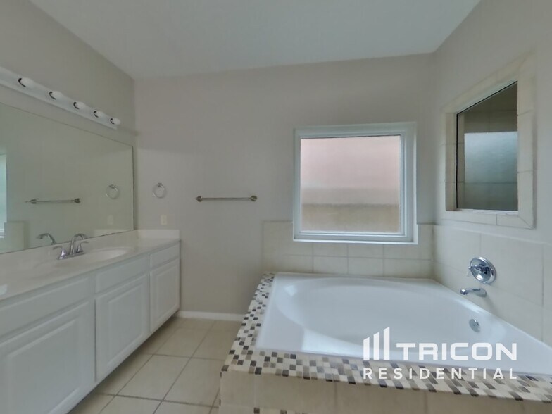 Building Photo - 17419 Pikes Peek Ct