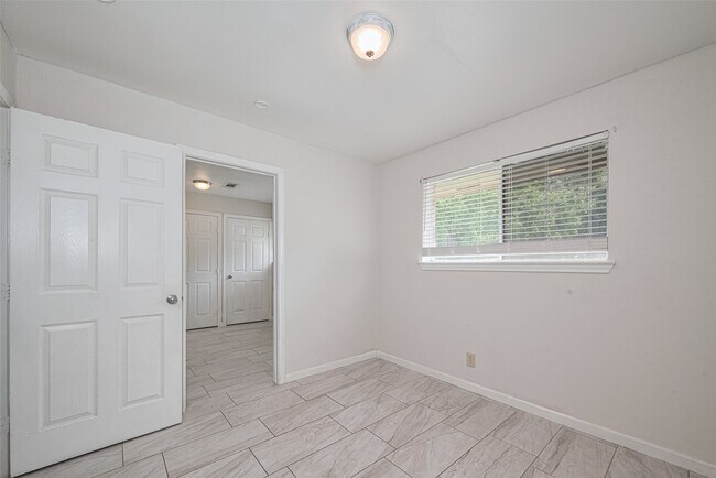 Building Photo - 8406 Banting St