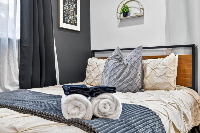 Building Photo - 319 Brentwood Dr