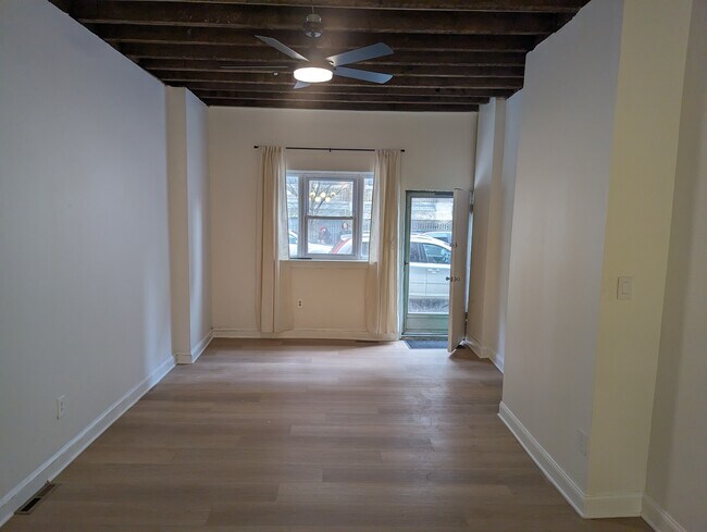 Building Photo - 615 E Thompson St