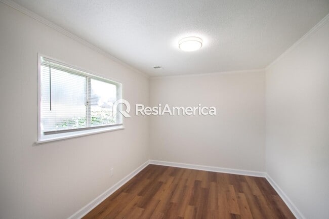 Building Photo - Newly Renovated 4 Bedroom home in Grahamwood!