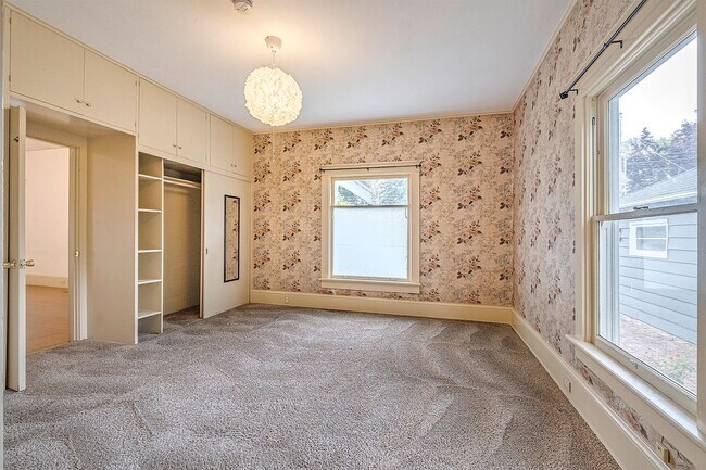 Building Photo - Charming bungalow