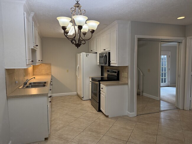 Building Photo - 200 Woodgreen Dr