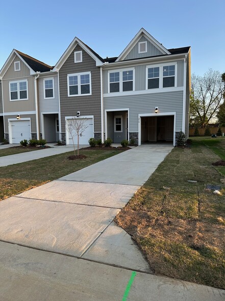 Building Photo - 278 Paramount Dr