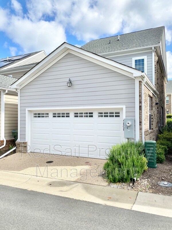 Building Photo - 4808 Village Walk
