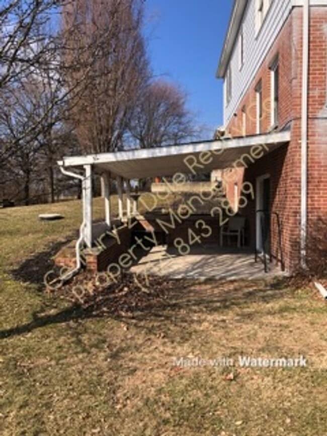 Building Photo - Very Large 3 BR House in North Eastern School District