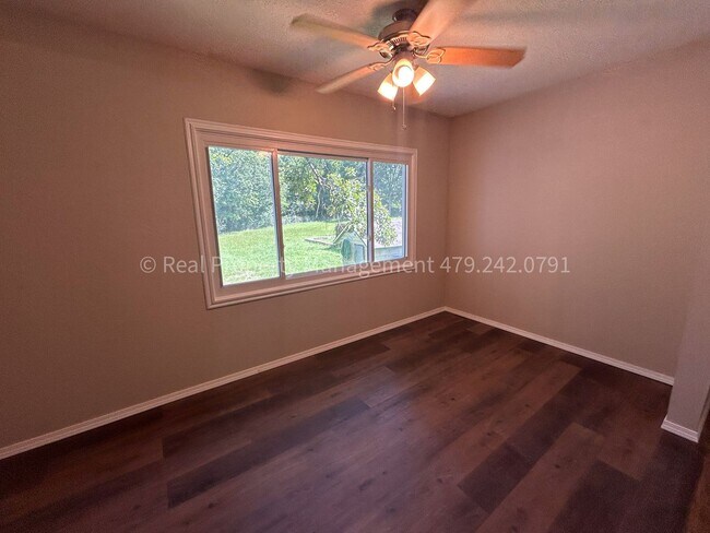 Building Photo - Arkoma Cutie! 2 Bed 1 Bath on giant corner...
