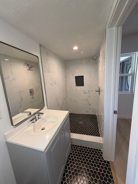 Building Photo - 9660 Vanalden Ave