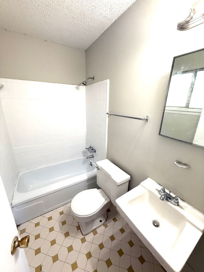 Building Photo - ** 3 Bed 2 Bath located off Woodley rd ** Call 334-366-9198 to schedule a self tour